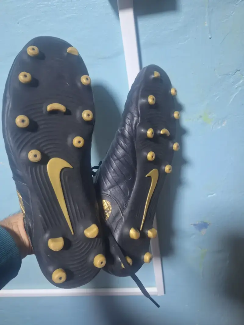 Botines Nike  fútbol Negro con logo dorado - 2