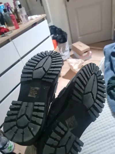 Zapatos negros con detalle dorado - miniatura 4