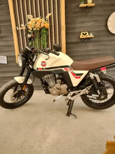 Moto vintage café racer 150cc - miniatura 2