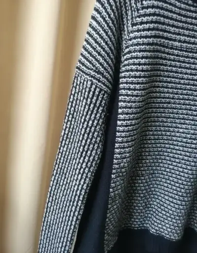 Suéter tejido blanco y negro - miniatura 4