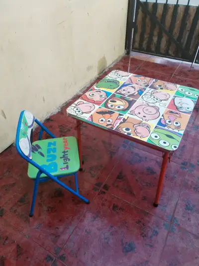 Set de mesa y silla infantil Toy Story - miniatura 1