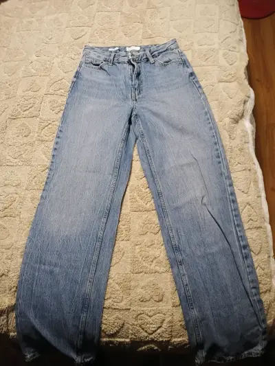 Jeans Bershka celestes clásicos - miniatura 1