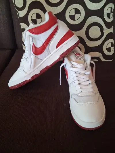 Zapatillas deportivas blancas y rojas - miniatura 1