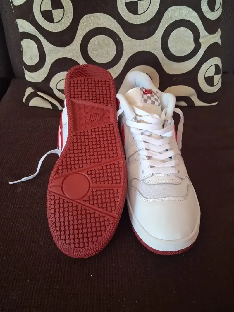 Zapatillas deportivas blancas y rojas - 2