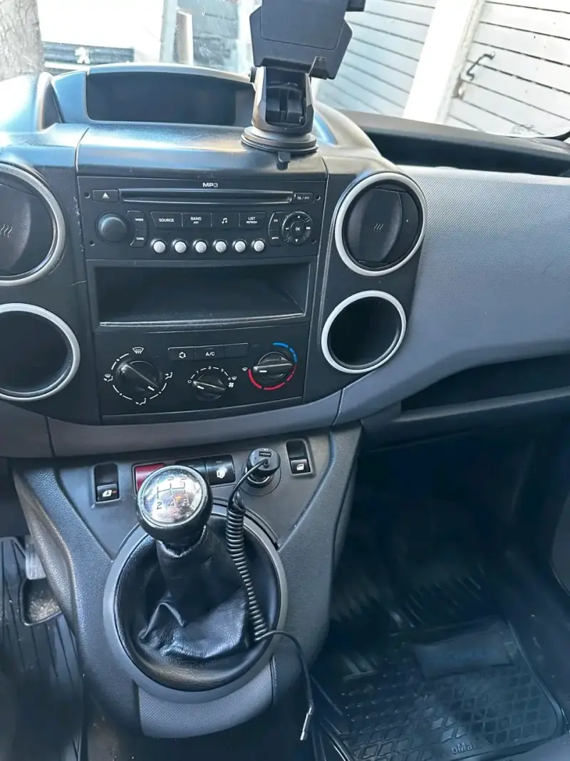 Furgón Citroën berlingo 2015 blanco en buen estado - 6