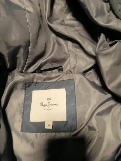 Chaqueta  Pepe Jeans acolchada negra con capucha - miniatura 2
