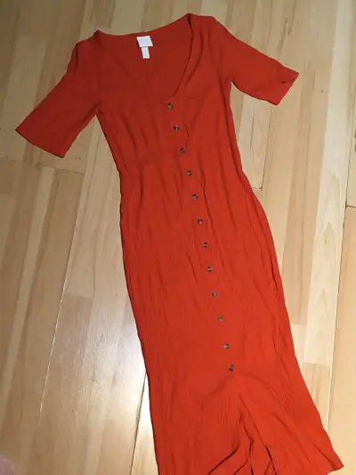 Vestido rojo con botones - miniatura 1