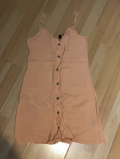 Vestido rojo con botones - miniatura 2