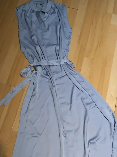 Vestido rojo con botones - miniatura 3