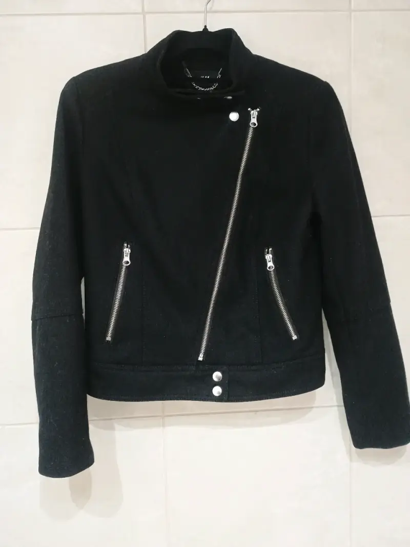Chaqueta negra con cierre frontal - 2