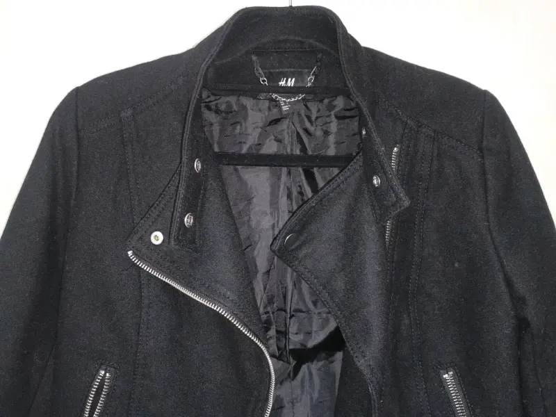 Chaqueta negra con cierre frontal - 3