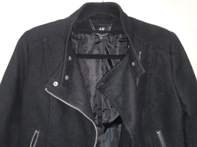 Chaqueta negra con cierre frontal - miniatura 3