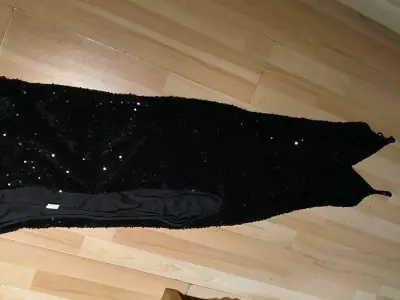 Vestido negro con lentejuelas - miniatura 1
