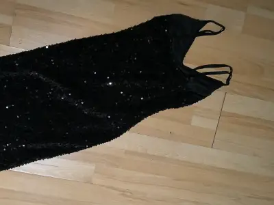 Vestido negro con lentejuelas - miniatura 2
