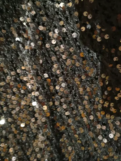 Vestido negro con lentejuelas - miniatura 3
