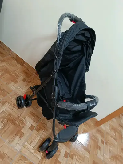 Coche de bebé negro compacto - miniatura 1