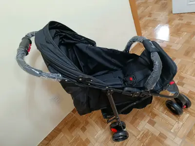 Coche de bebé negro compacto - miniatura 2