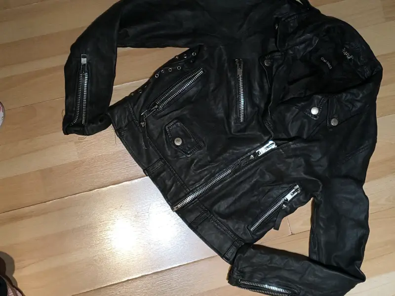 Chaqueta de cuero negra - 1