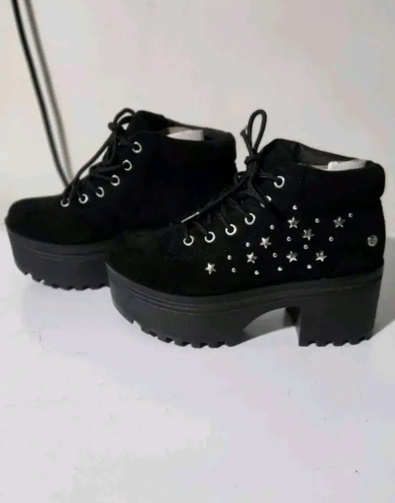 Botines nuevos negros con tachas de estrellas - 1