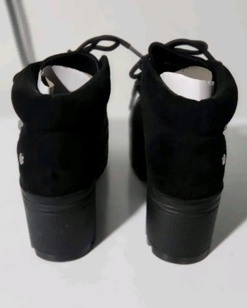 Botines nuevos negros con tachas de estrellas - 3