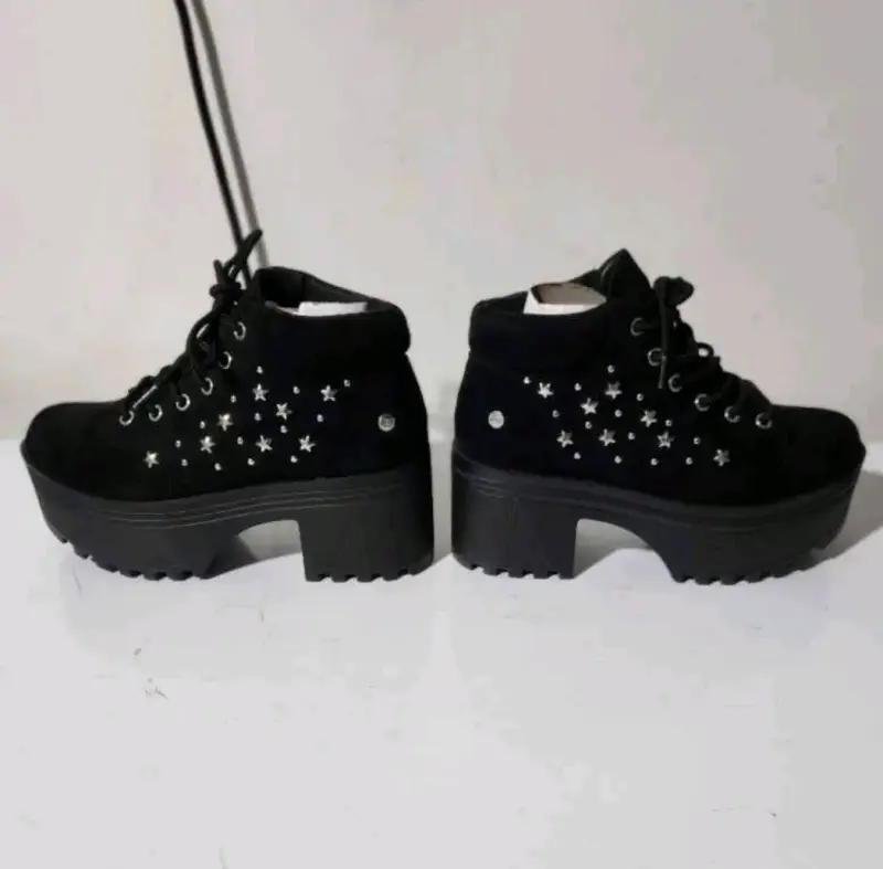 Botines nuevos negros con tachas de estrellas - 4