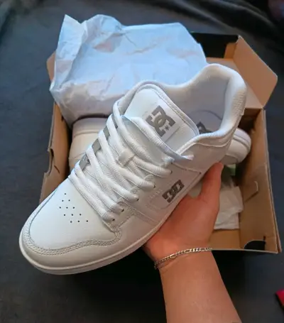 Zapatillas blancas DC, nuevas. - miniatura 1