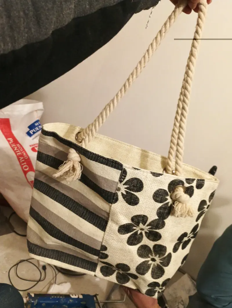 Bolso playero estampado beige y negro