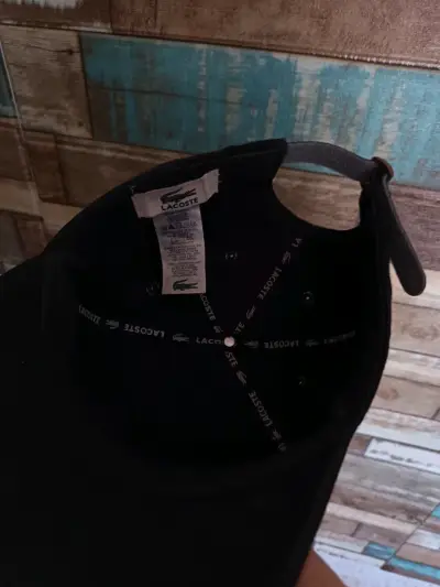 Gorra negra Lacoste. - miniatura 2