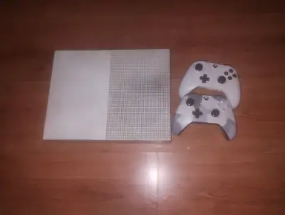 Consola con dos controles - miniatura 1