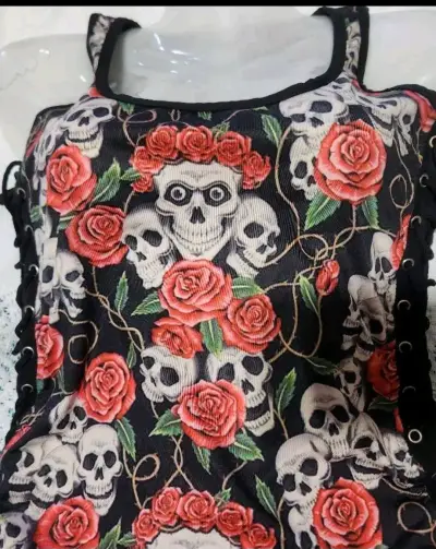 Polera nueva estampada calaveras y rosas - miniatura 3