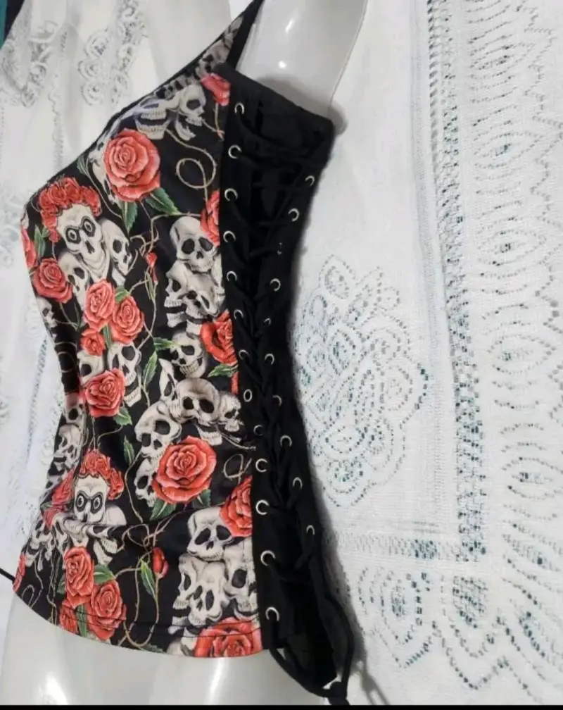 Polera nueva estampada calaveras y rosas - 4