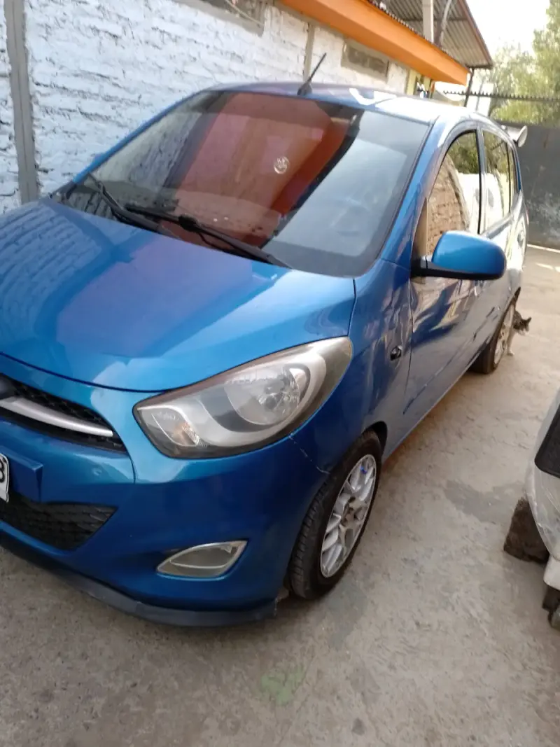 Auto compacto azul usado - 1