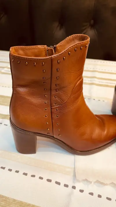 Botines cuero marrón con tachas - miniatura 1