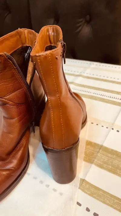 Botines cuero marrón con tachas - miniatura 2
