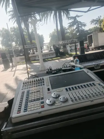 Consola de luces para eventos - miniatura 1
