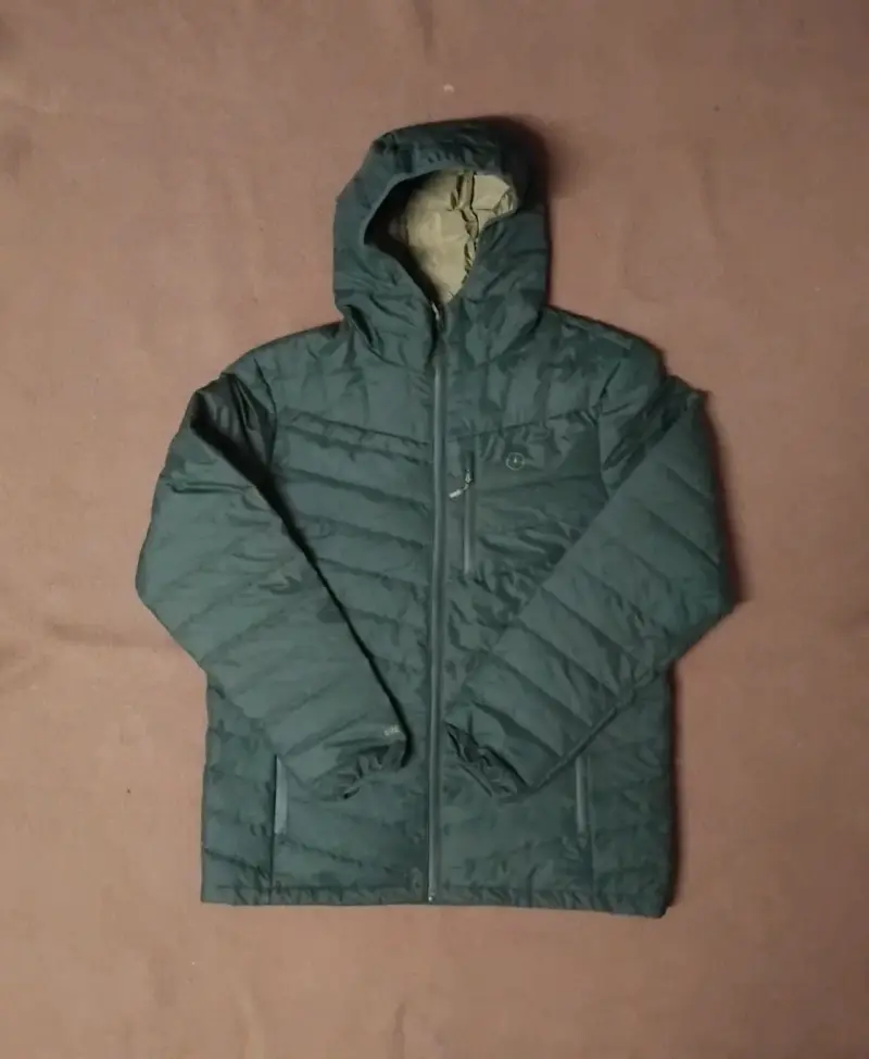 Chaqueta impermeable verde con capucha - 1