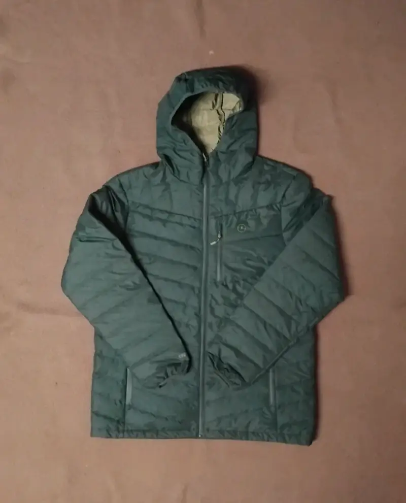 Chaqueta impermeable verde con capucha - 2