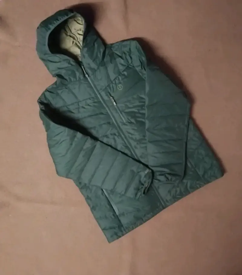 Chaqueta impermeable verde con capucha - 3