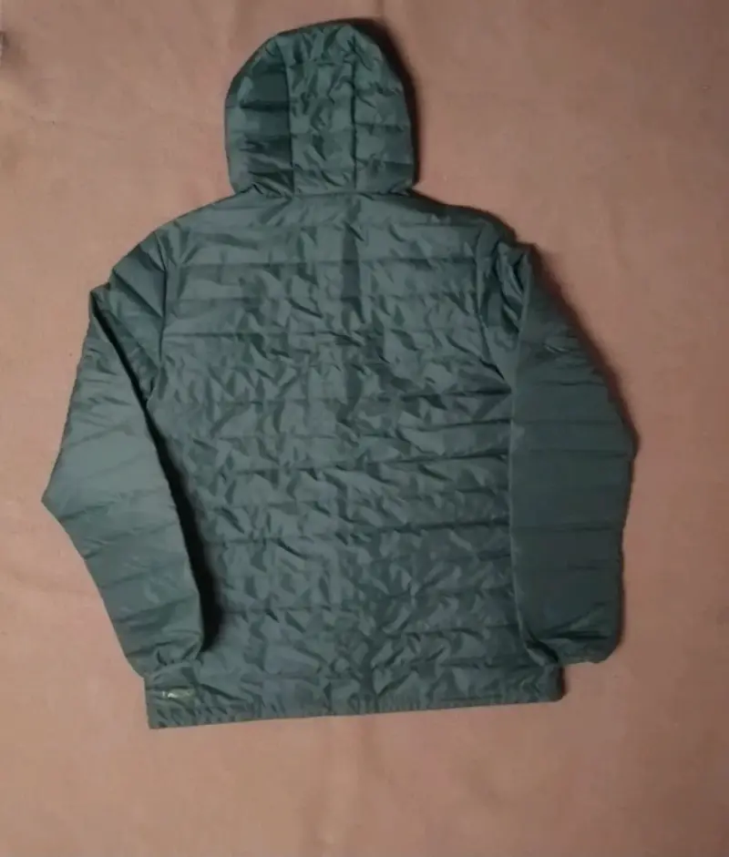 Chaqueta impermeable verde con capucha - 4