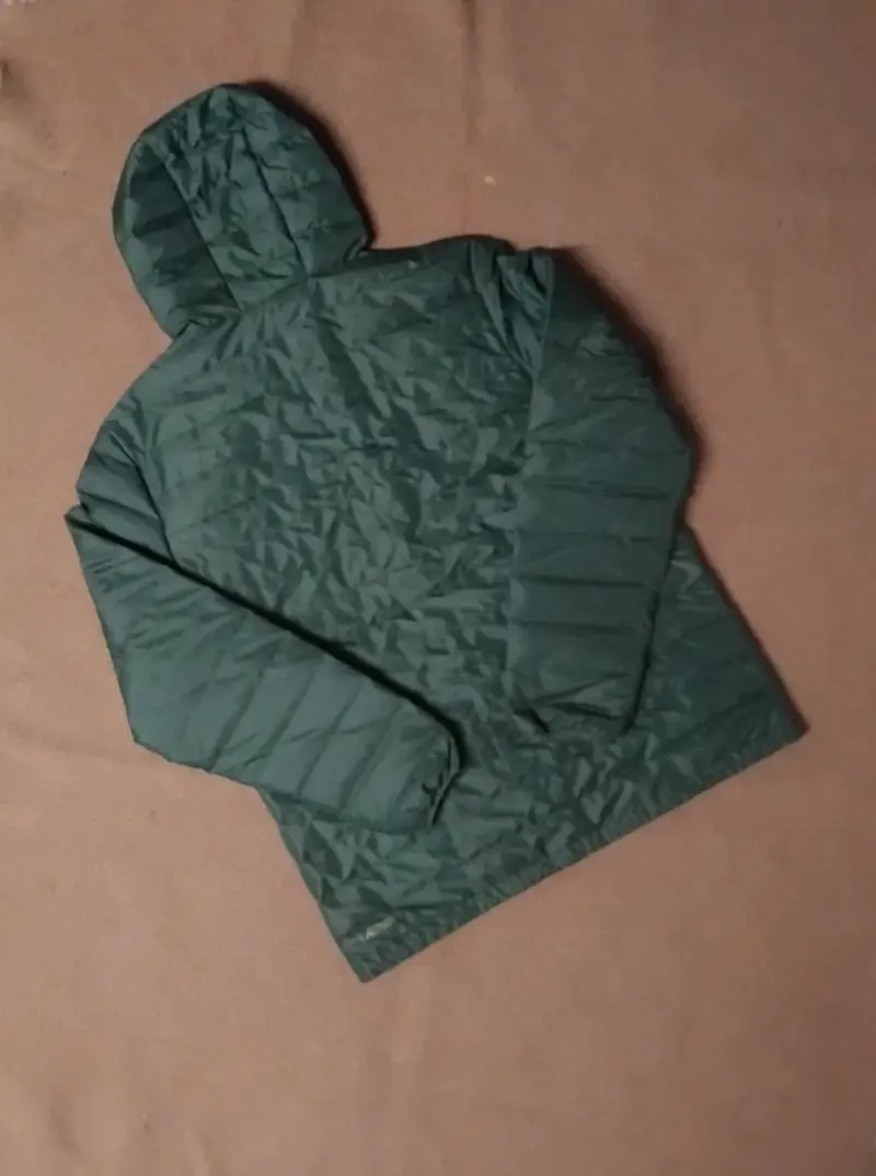 Chaqueta impermeable verde con capucha - 5
