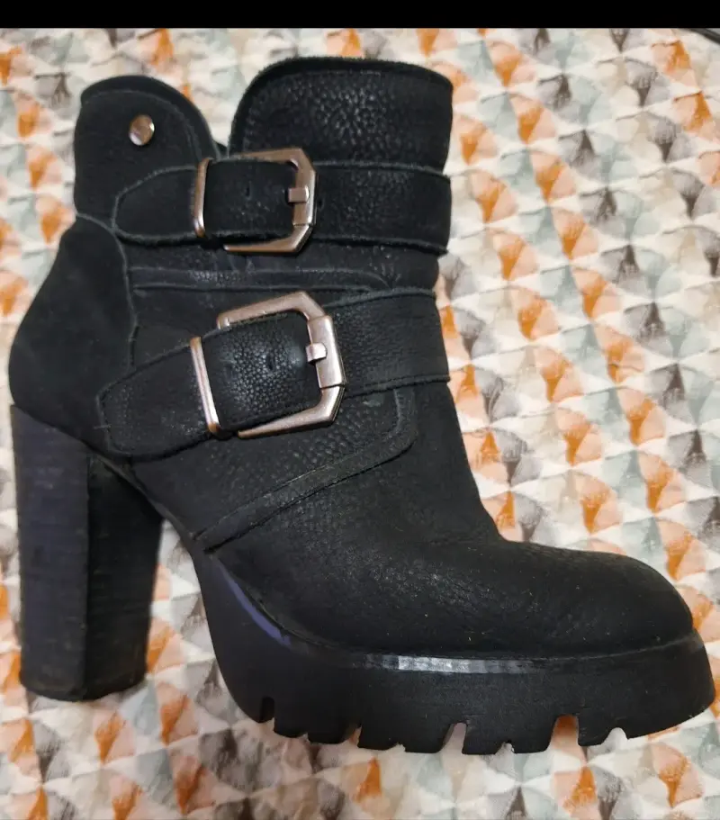 Botines negros con tacón alto - 1