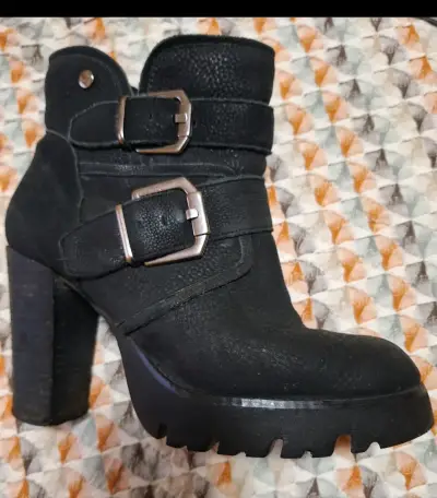 Botines negros con tacón alto - miniatura 1