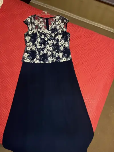 Vestido azul con encaje floral - miniatura 1