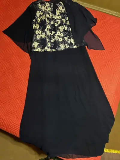 Vestido azul con encaje floral - miniatura 2