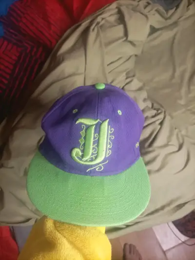 Gorra púrpura y verde con letra - miniatura 1
