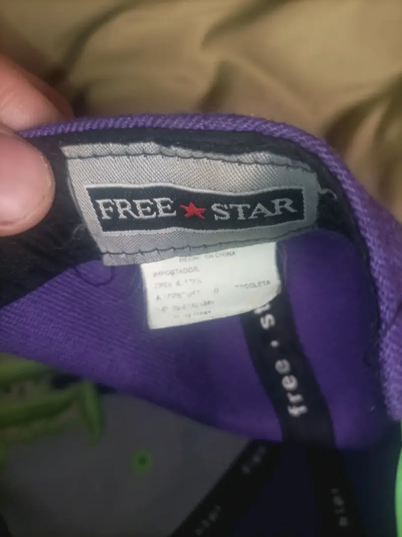 Gorra púrpura y verde con letra - 2
