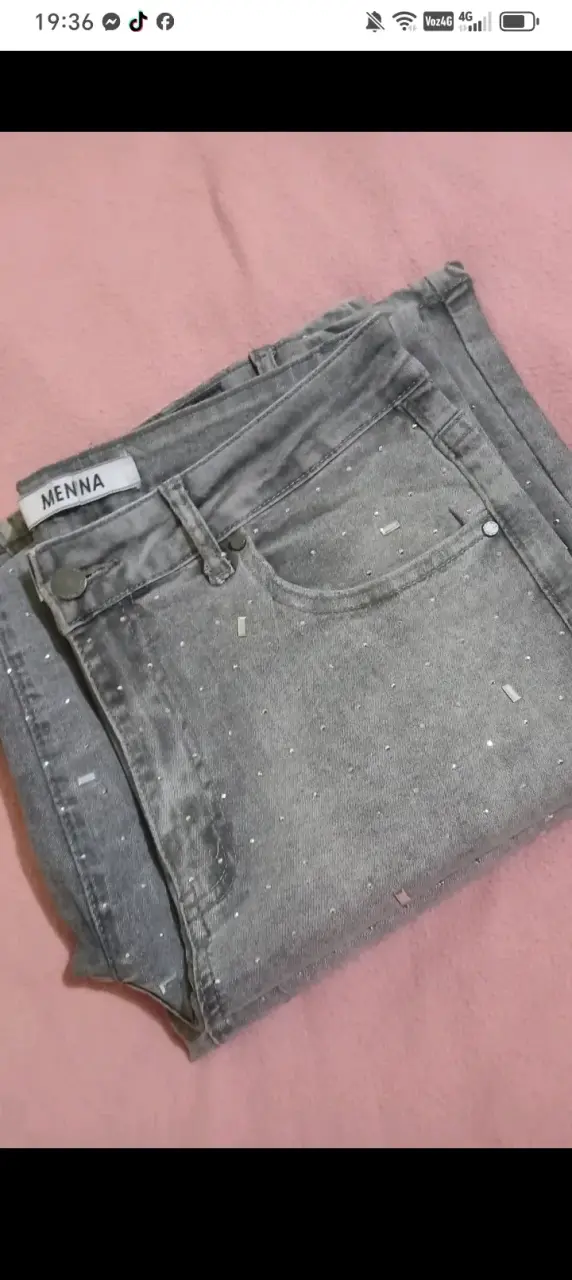 Jeans gris con aplicaciones brillantes - 1