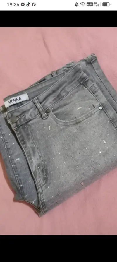 Jeans gris con aplicaciones brillantes - miniatura 1