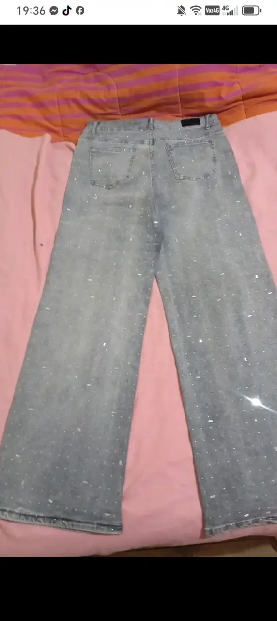 Jeans gris con aplicaciones brillantes - 2