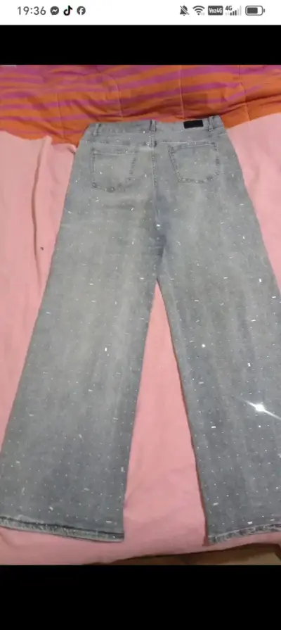 Jeans gris con aplicaciones brillantes - miniatura 2